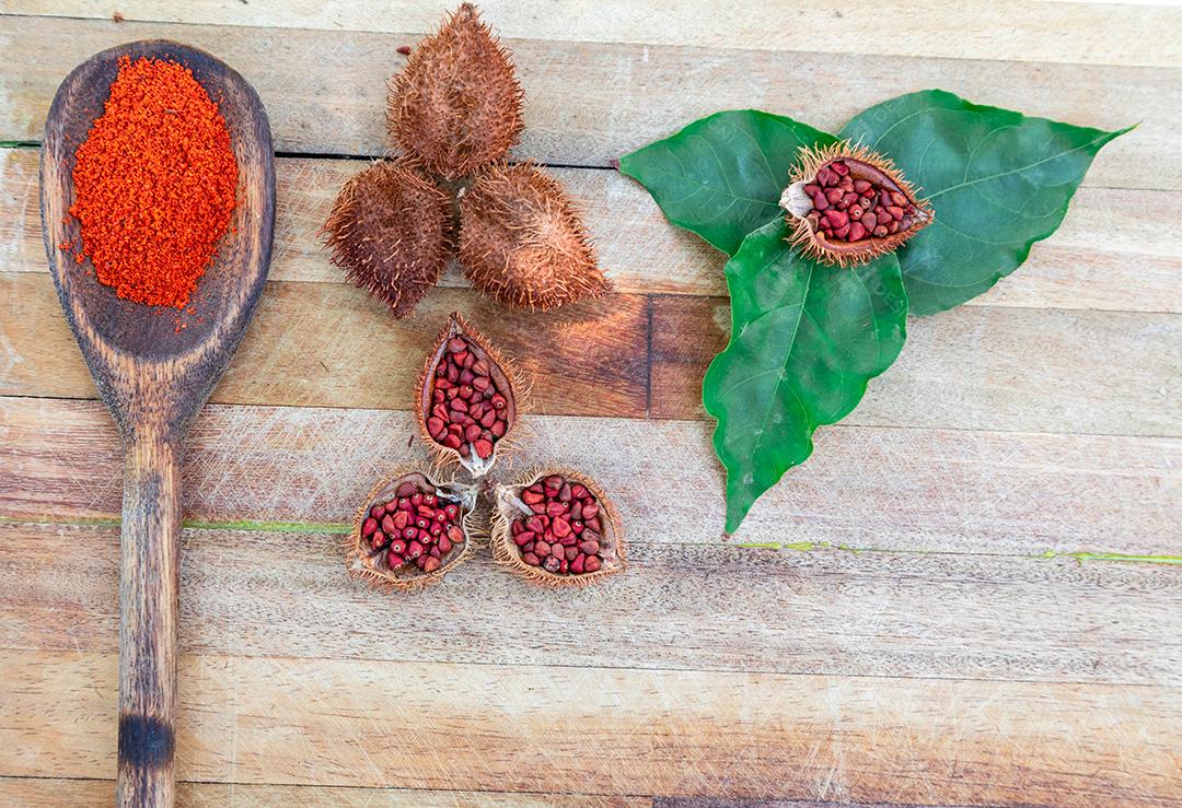 Urucum folha verde colher de pau mesa madeira