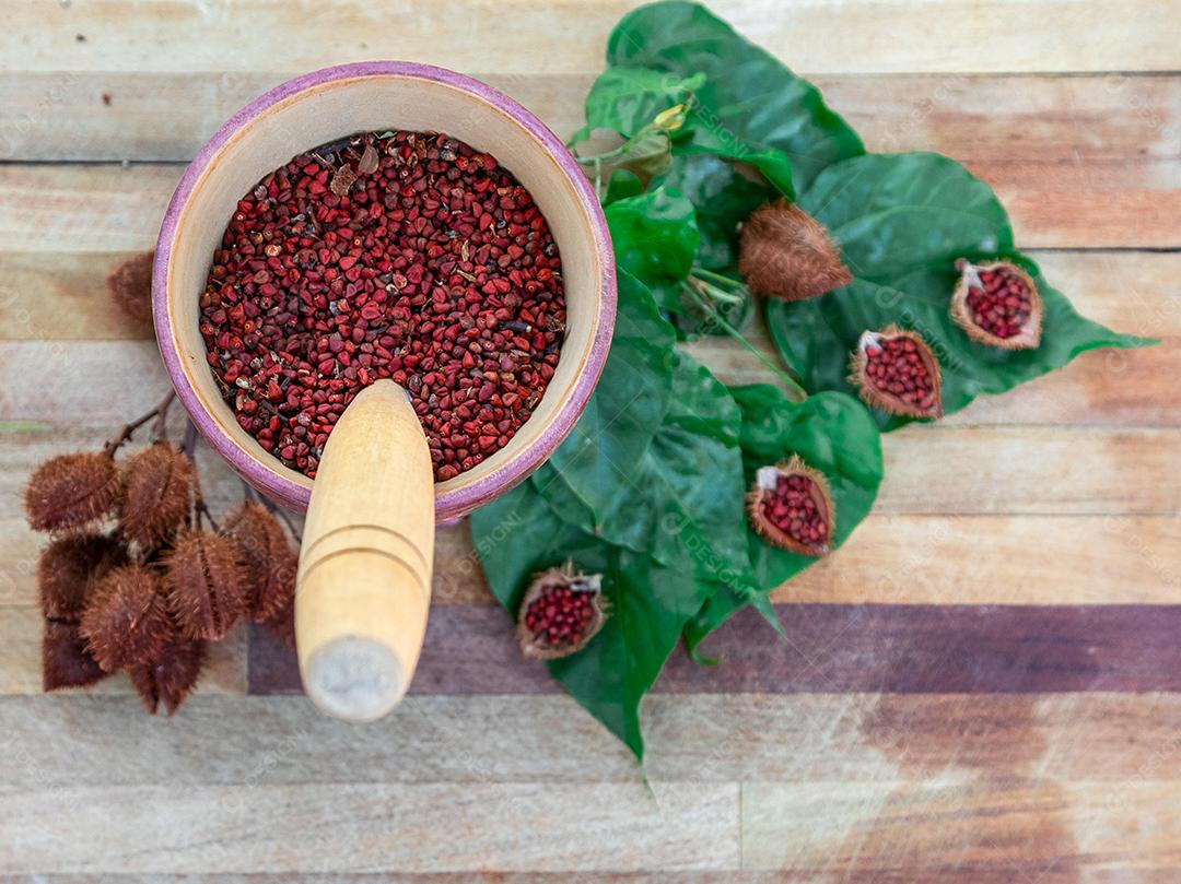 Urucum sobre uma mesa pilão colher de pau