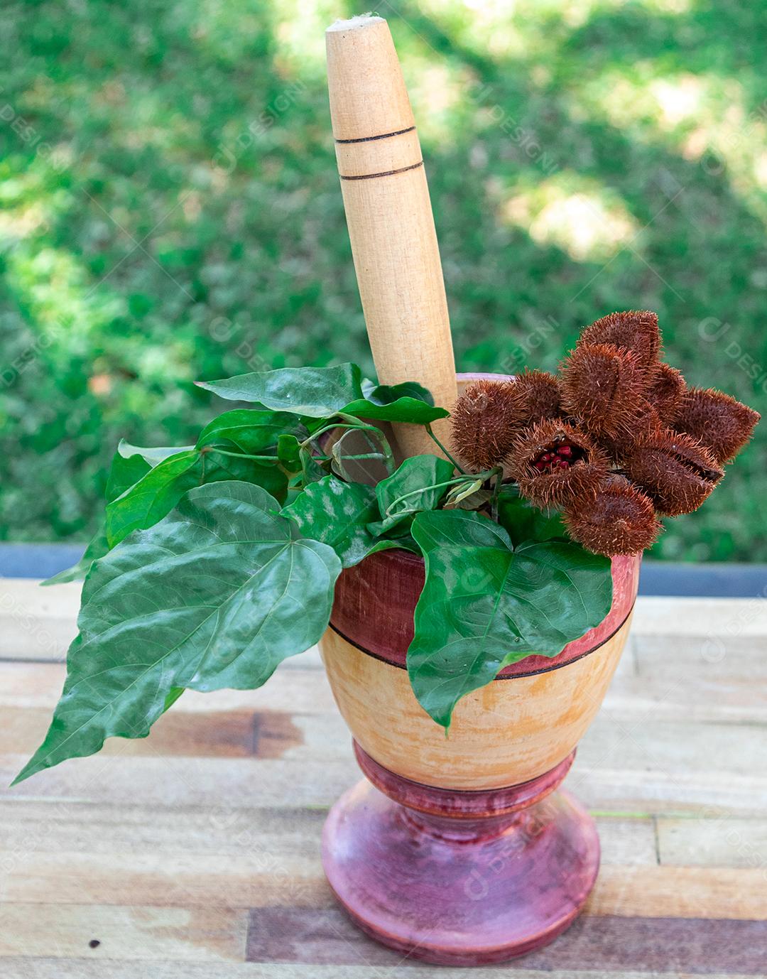 Urucum sobre uma mesa pilão colher de pau