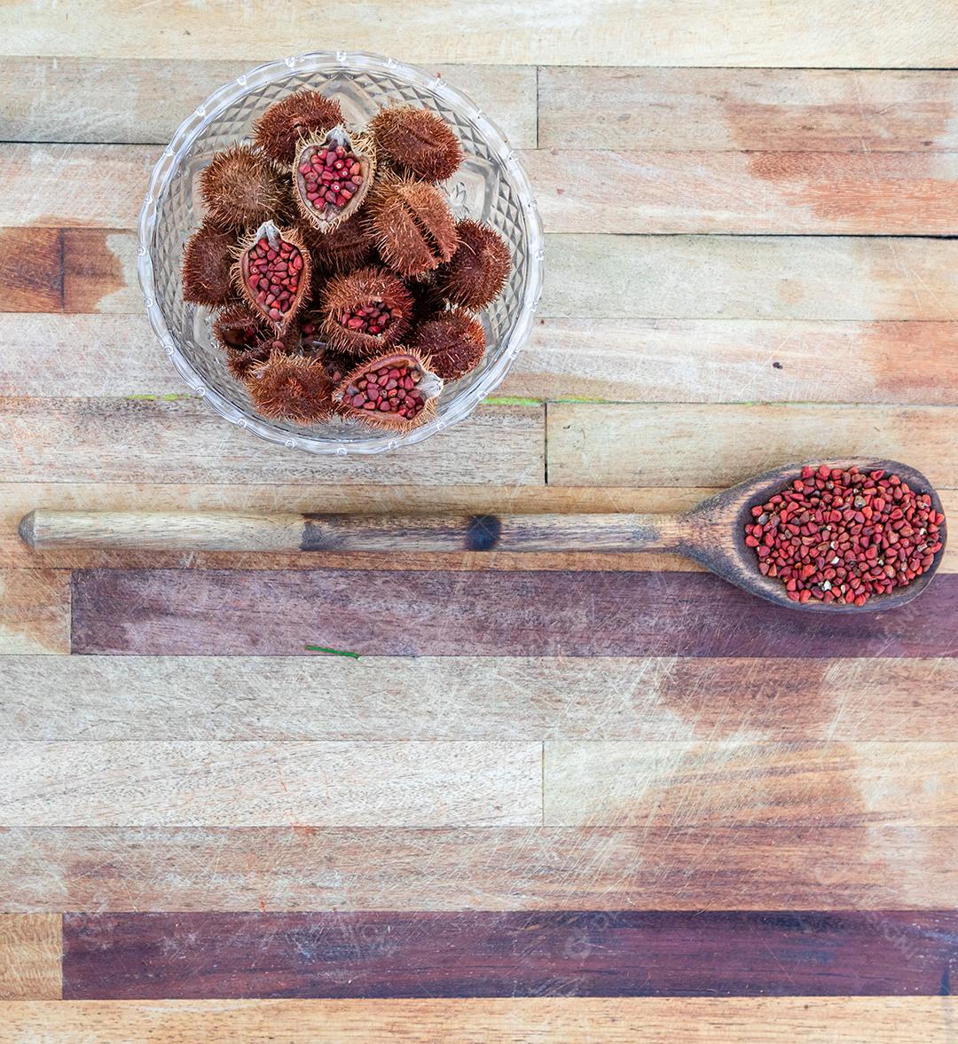 Urucum sobre uma mesa pilão colher de pau