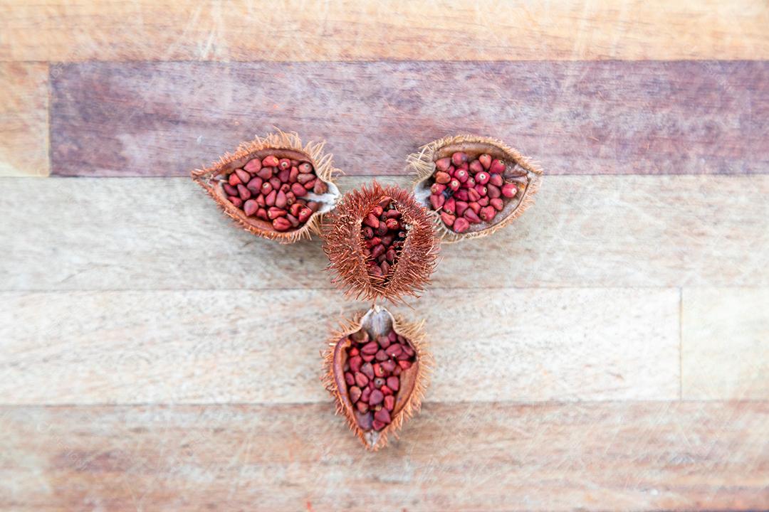 Urucum sobre uma mesa pilão colher de pau