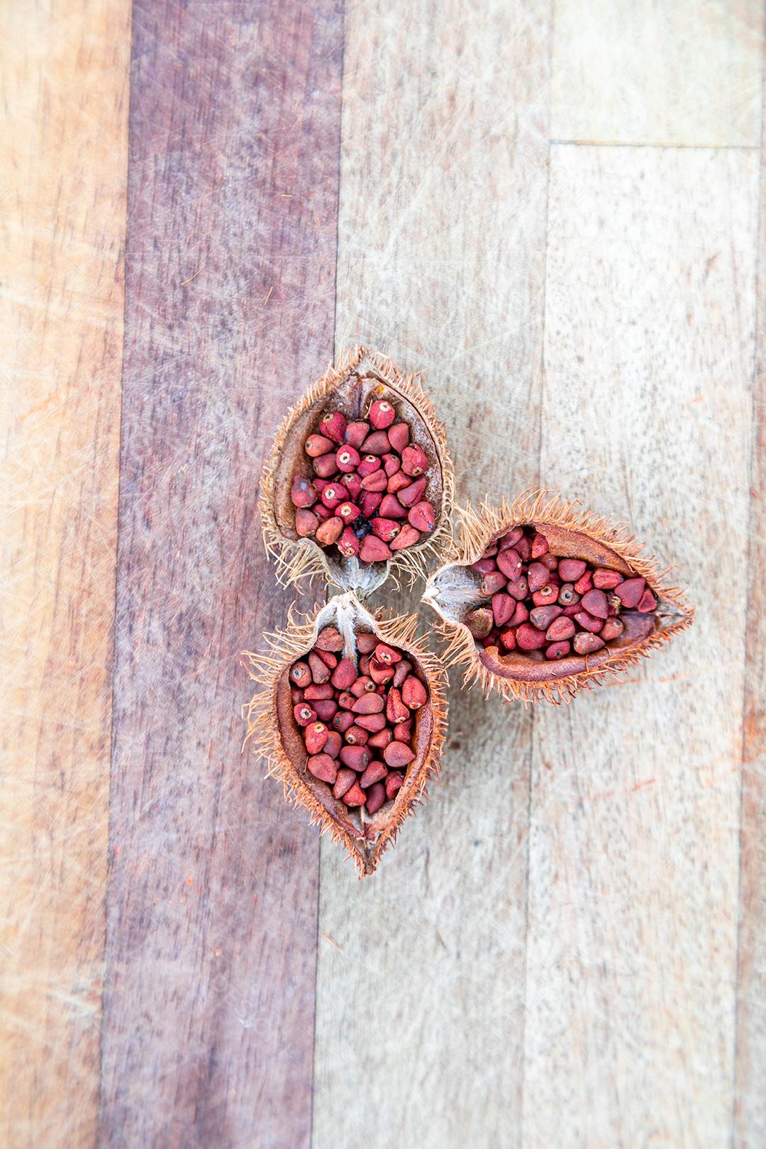 Urucum sobre uma mesa pilão colher de pau
