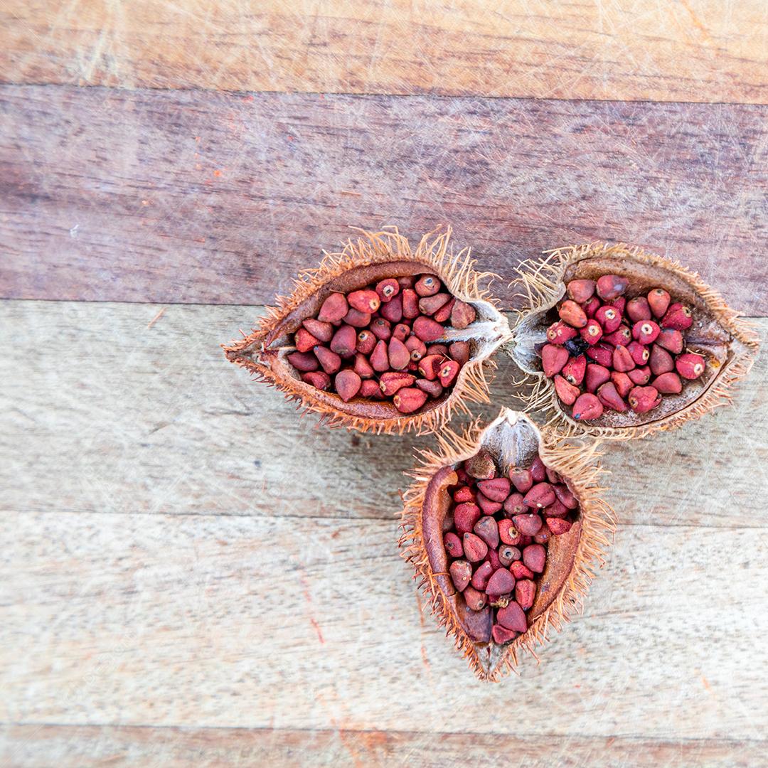 Urucum sobre uma mesa pilão colher de pau