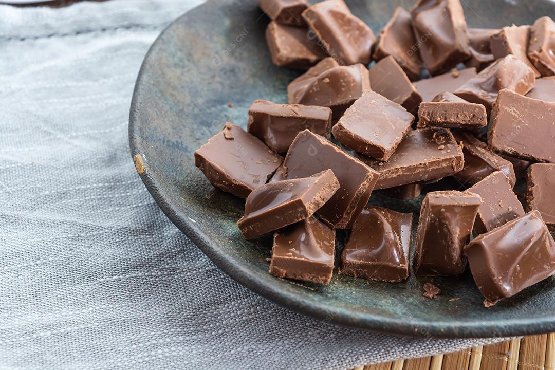 chocolate ao leite ou pedaços de chocolate amargo fatiados ou cortados no escuro