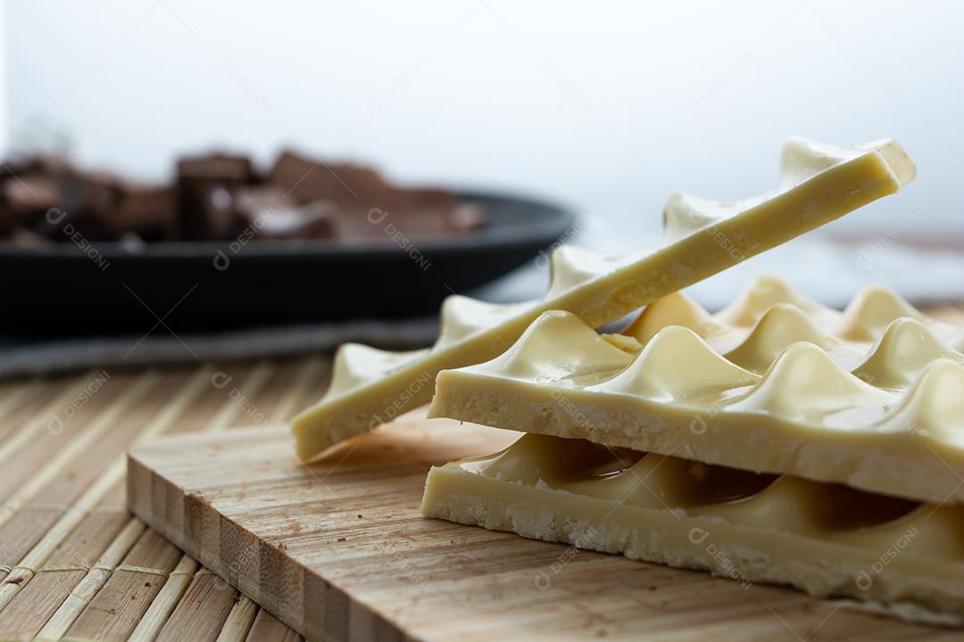 cabeça no tiro de pedaços de chocolate branco empilhados em primeiro plano