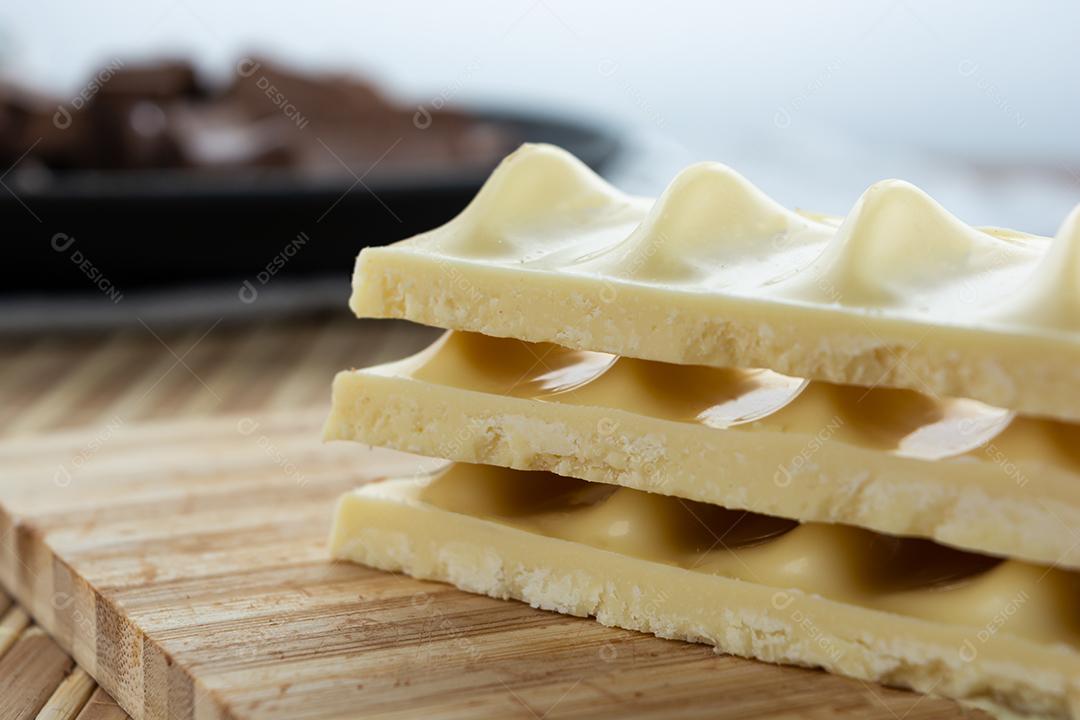 pedaços de chocolate branco empilhados uns sobre os outros. copie o texto do espaço