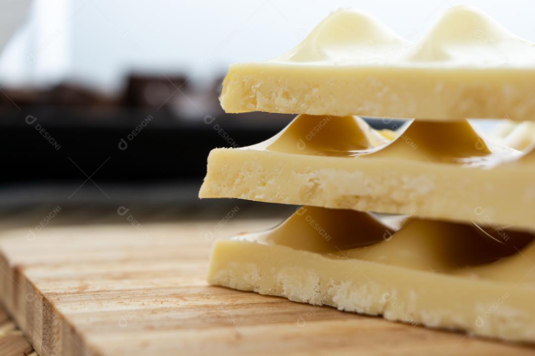 pedaços de chocolate branco empilhados uns sobre os outros. copie o texto do espaço