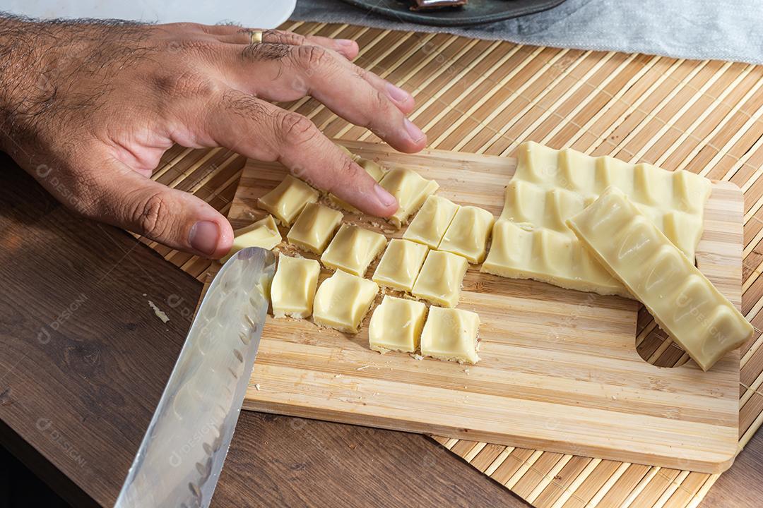 pedaços de chocolate branco e chocolate ao leite