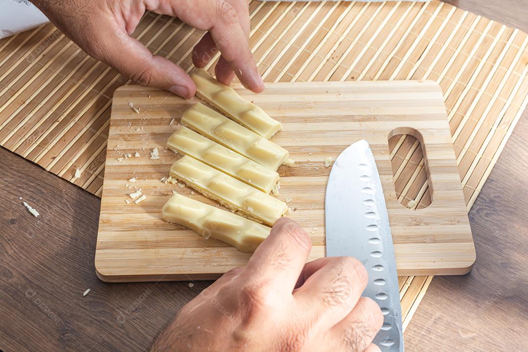 pedaços de chocolate branco e chocolate ao leite