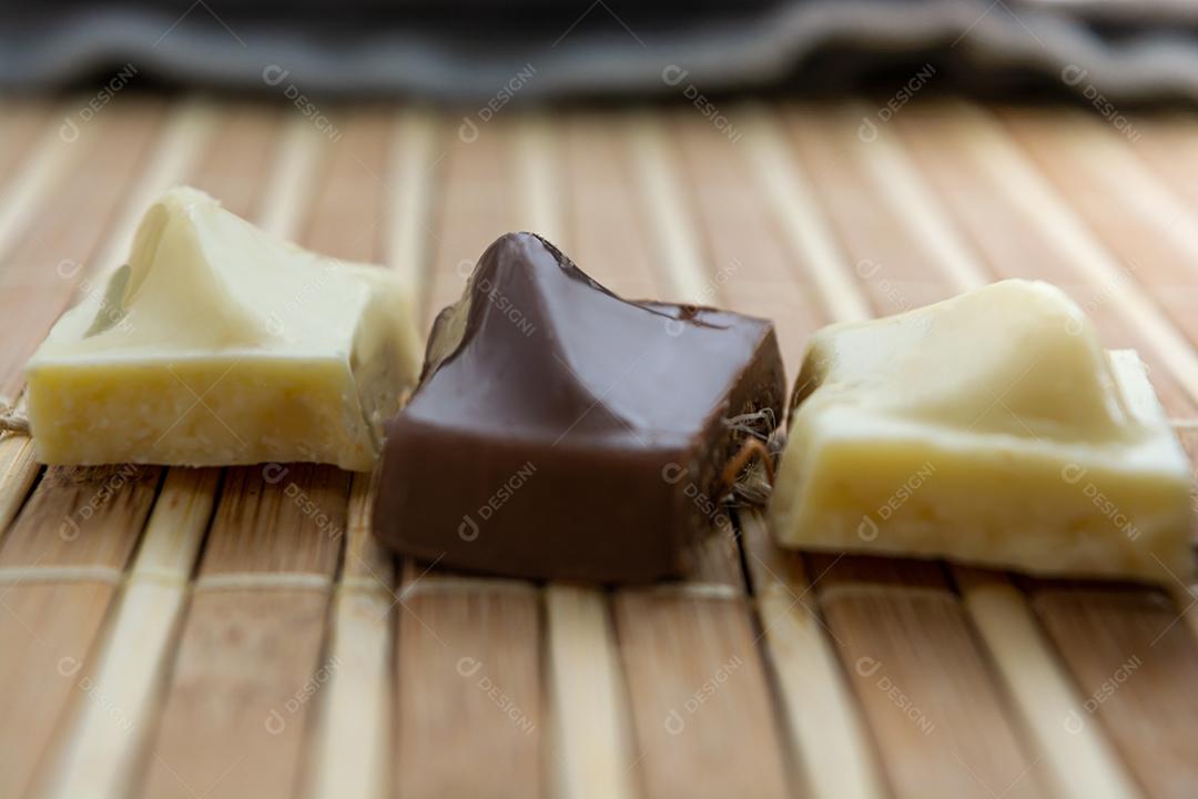 pedaços de chocolate branco e chocolate ao leite
