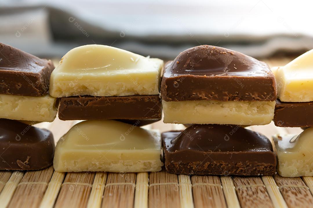 pedaços de chocolate branco e chocolate ao leite