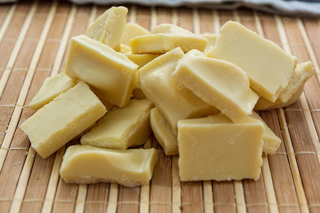 pedaços de chocolate branco fatiados ou cortados na mesa de bambu