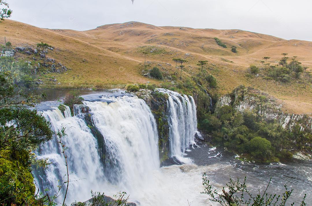 Cachoeira verde-rio-pedras-coberto com musgo-floresta-cachoeira verde. floresta profunda no centro da floresta