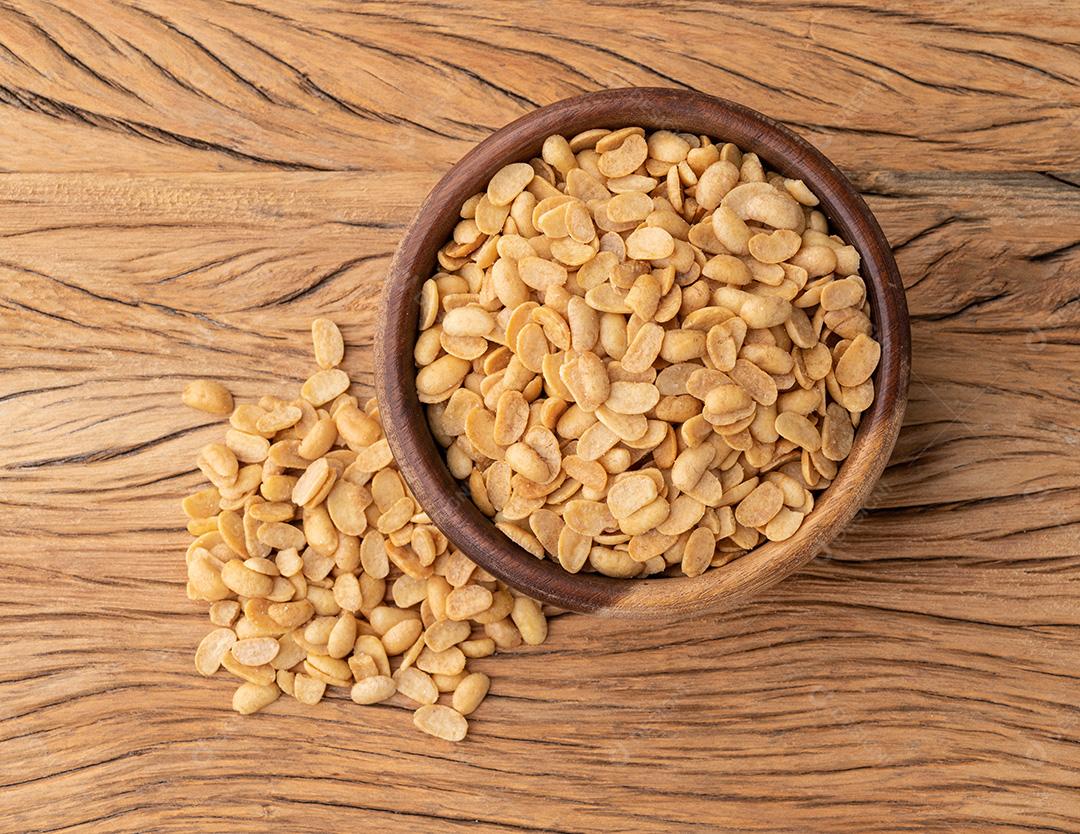 Lanche de feijão de soja frito em uma tigela sobre a mesa de madeira
