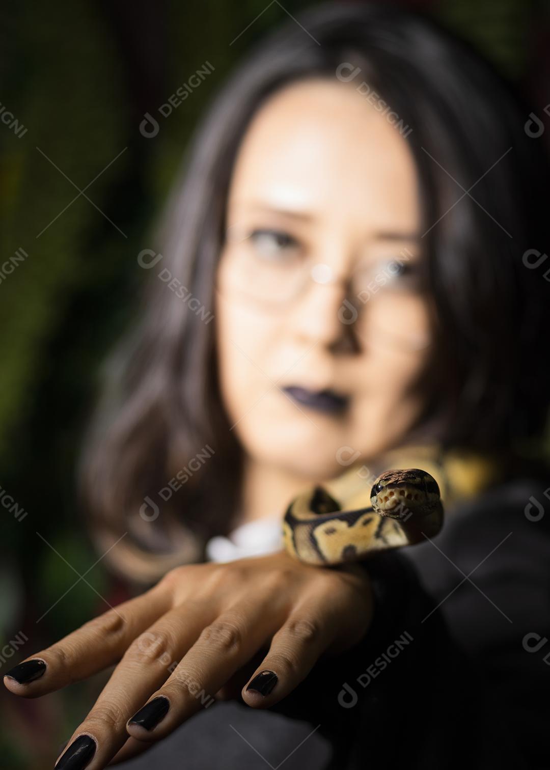 Mulher segurando serpente cobra