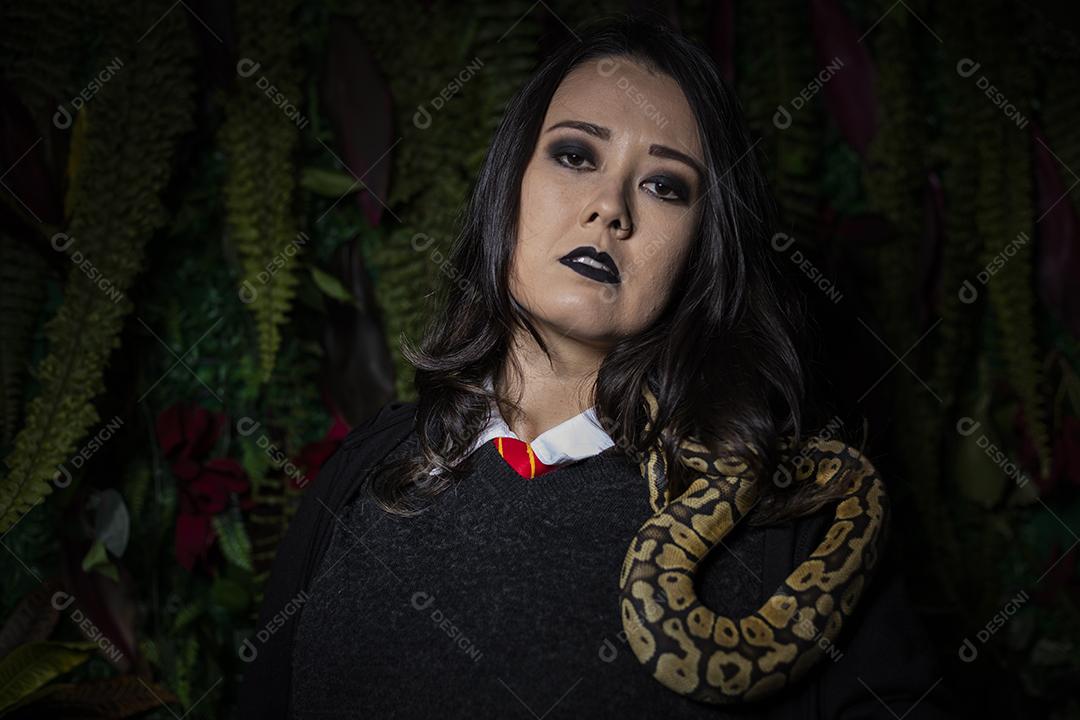 Mulher segurando serpente cobra