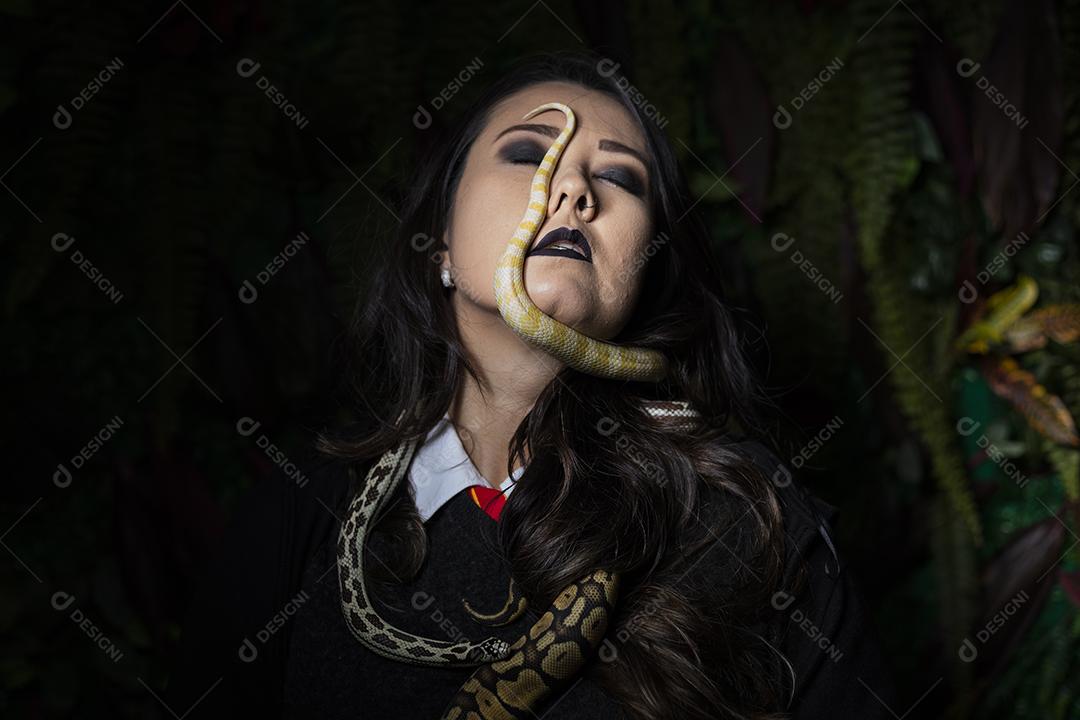 Mulher segurando serpente cobra