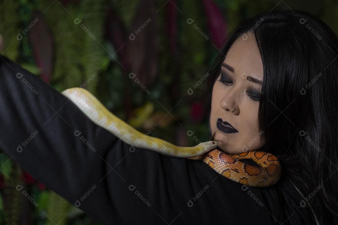 Mulher segurando serpente cobra