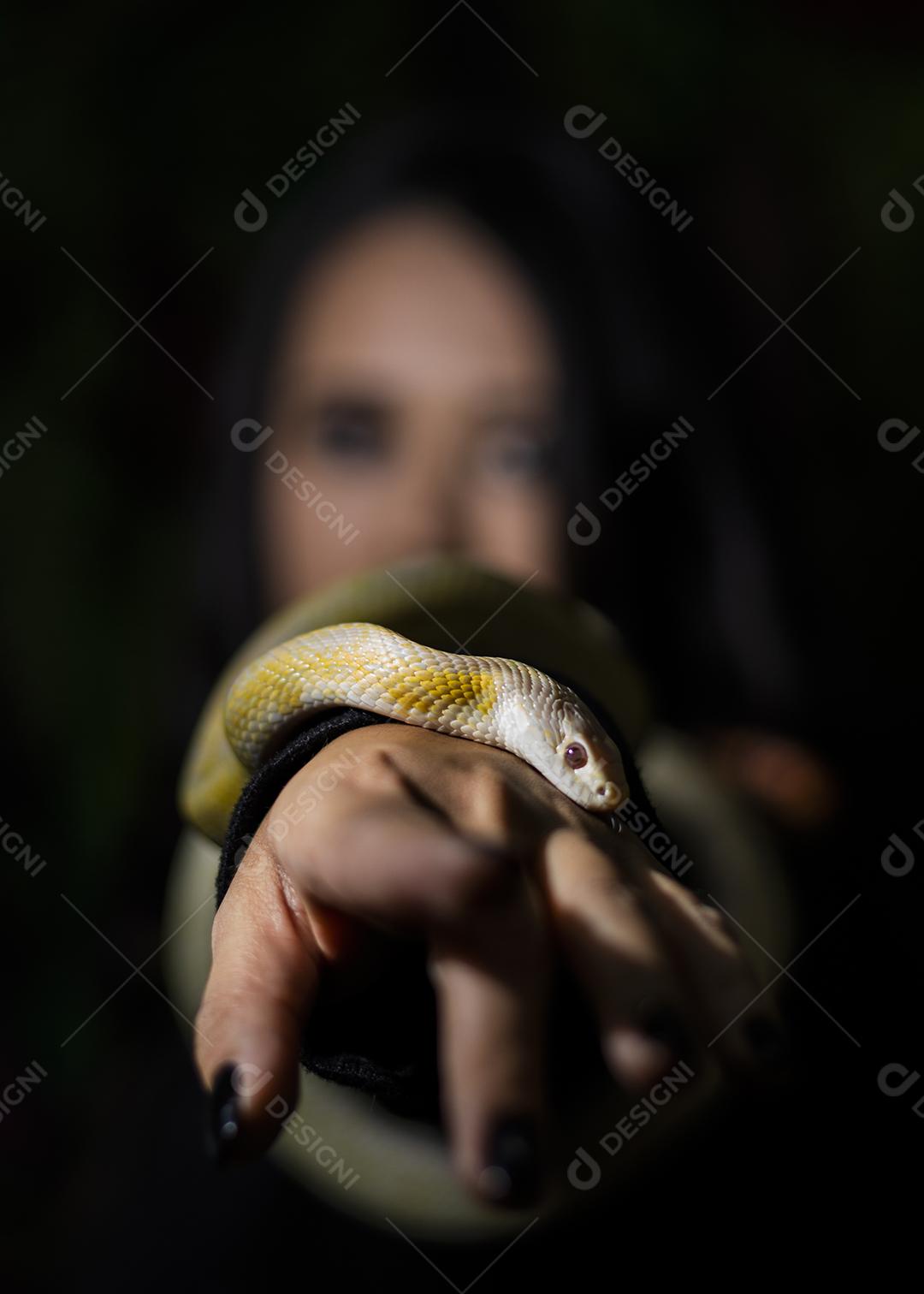 Mulher segurando serpente cobra