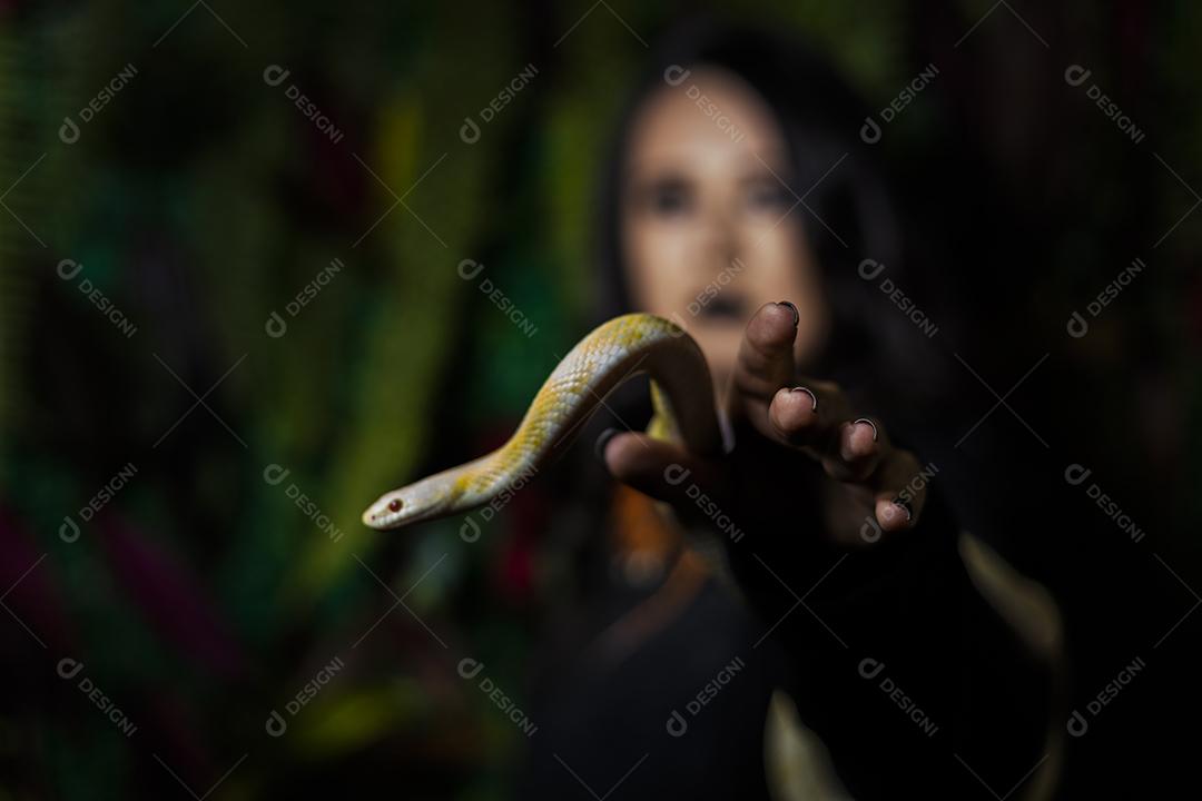 Mulher segurando serpente cobra