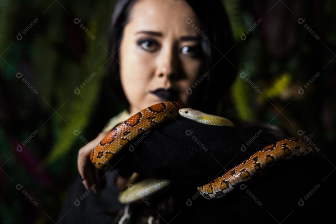 Mulher segurando serpente cobra