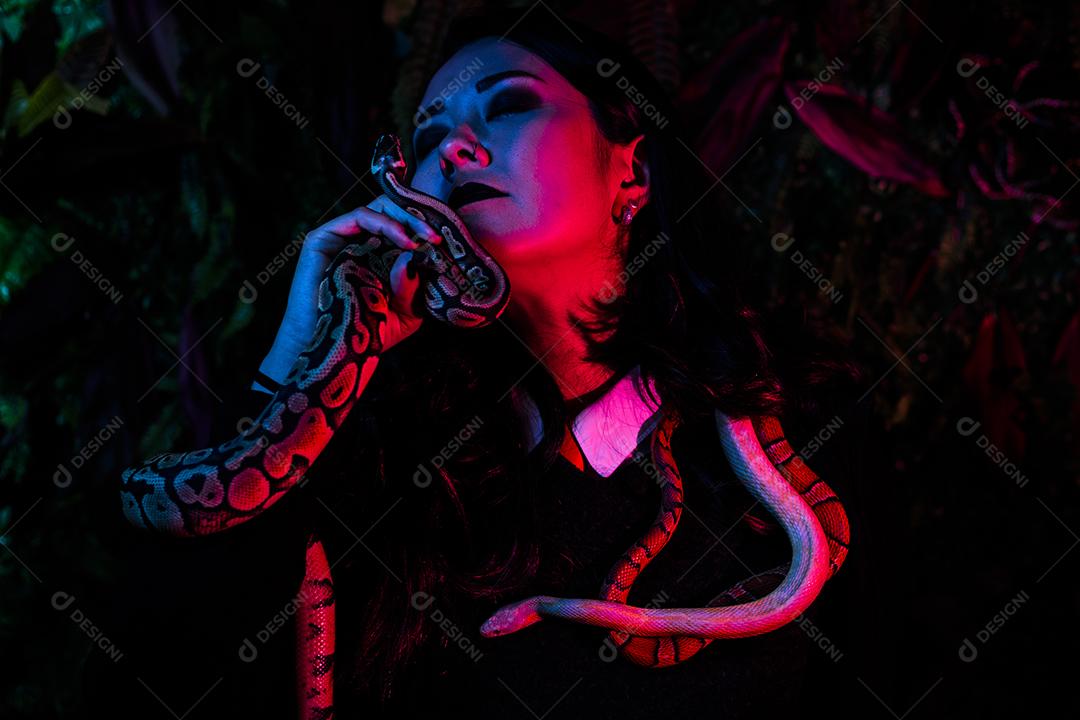 Mulher segurando serpente cobra