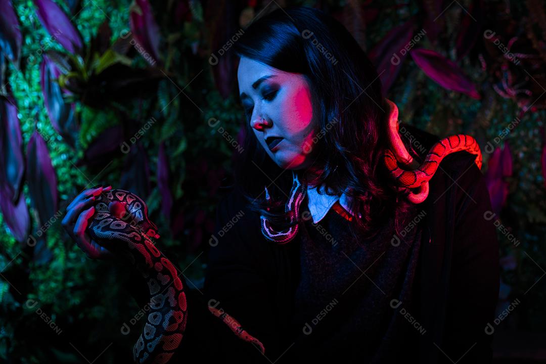 Mulher segurando serpente cobra