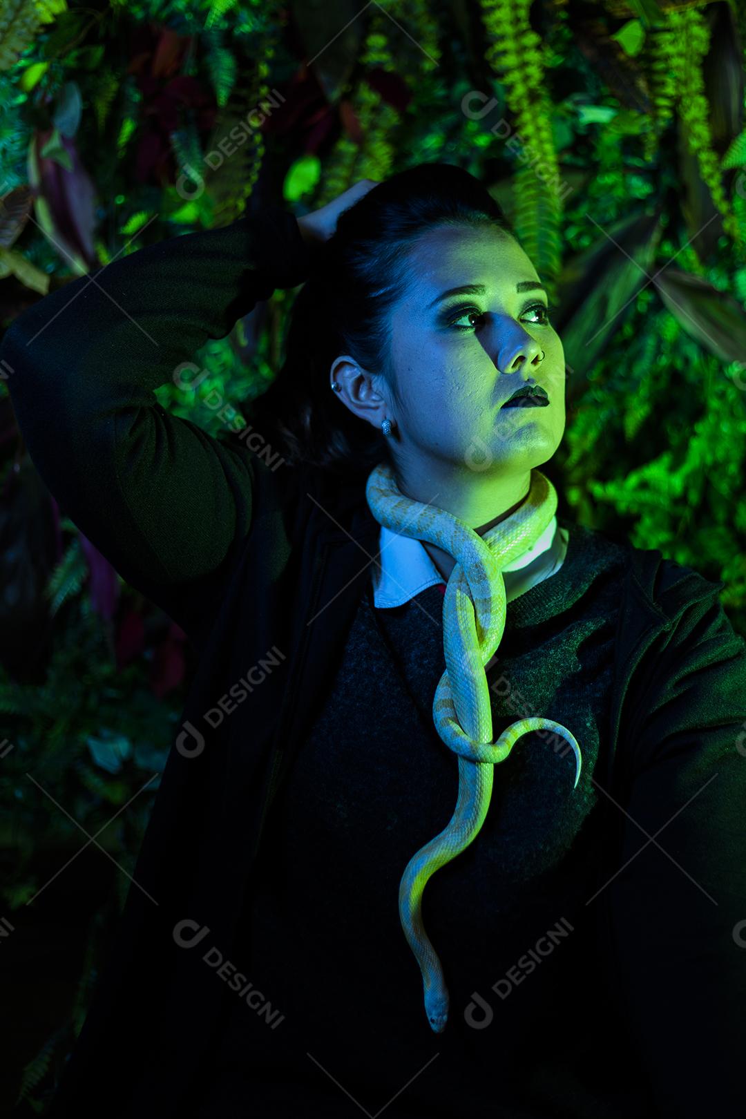 Mulher segurando serpente cobra