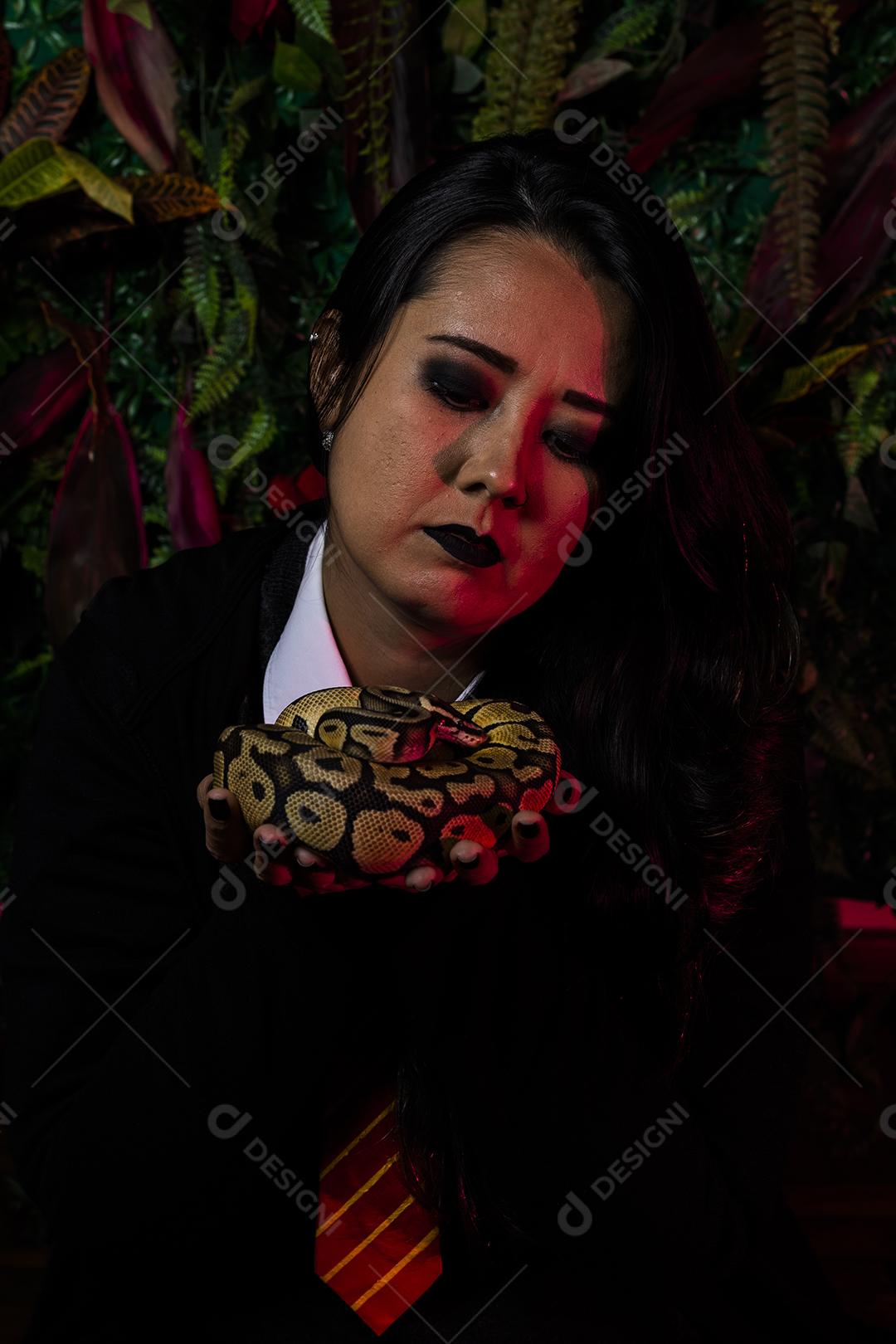 Mulher segurando serpente cobra