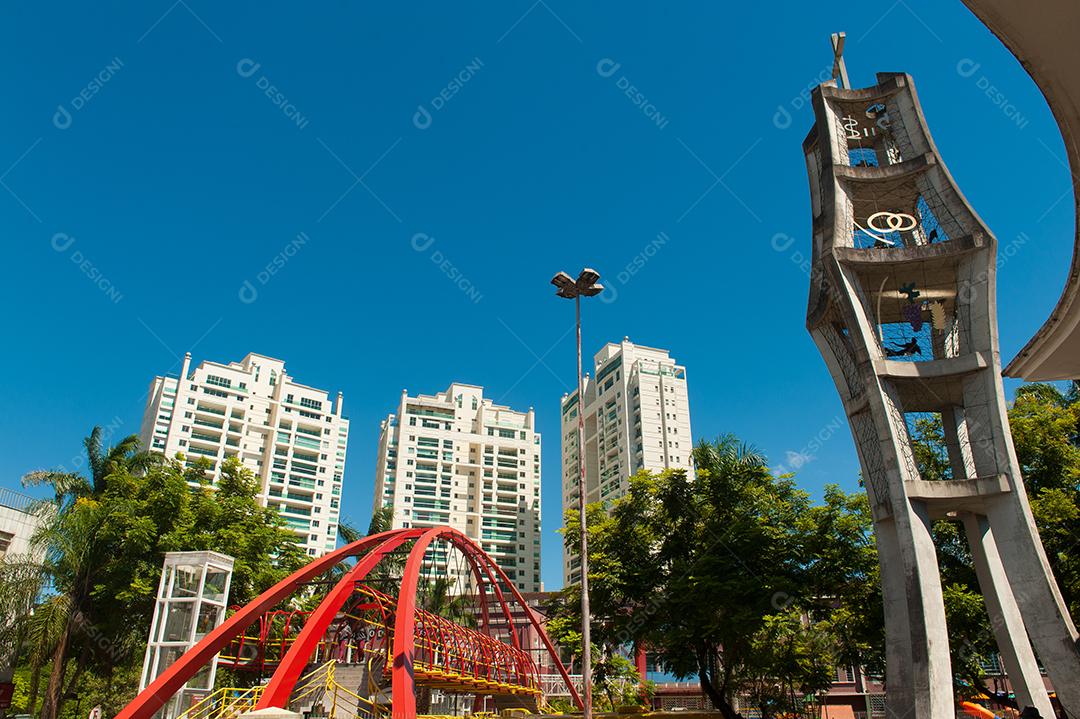 Foto do centro da cidade com prédios
