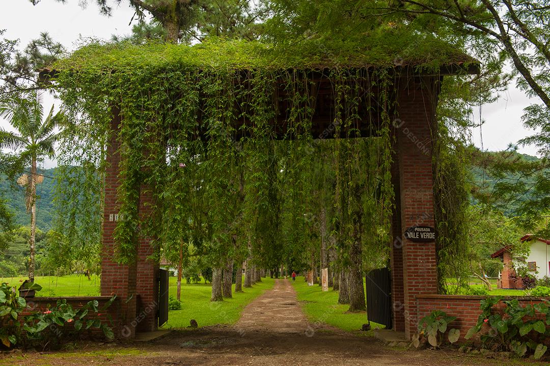 Portal de entrada com plantas