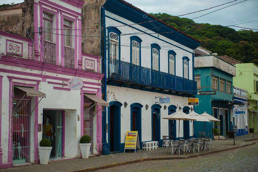 Imagem de uma cidade com prédios antigos