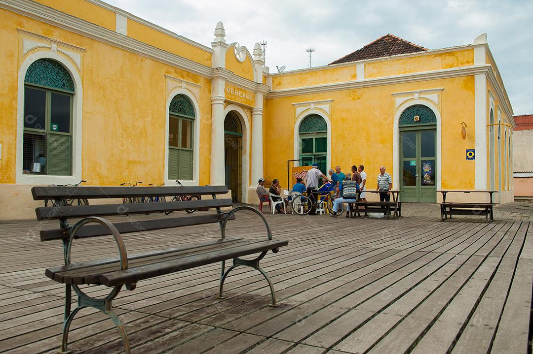 Imagem de uma cidade beira mar