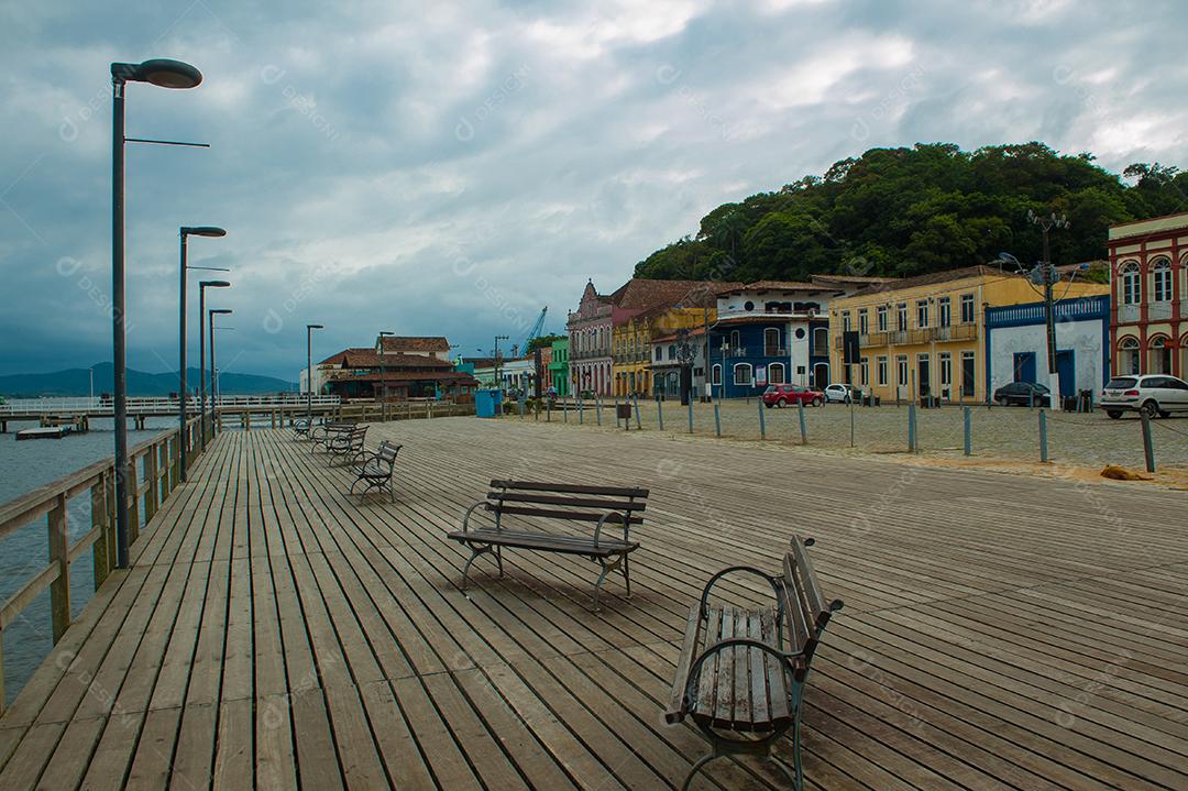 Imagem de uma cidade beira mar