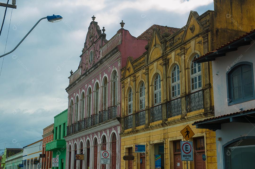 Imagem de uma cidade com prédios antigos
