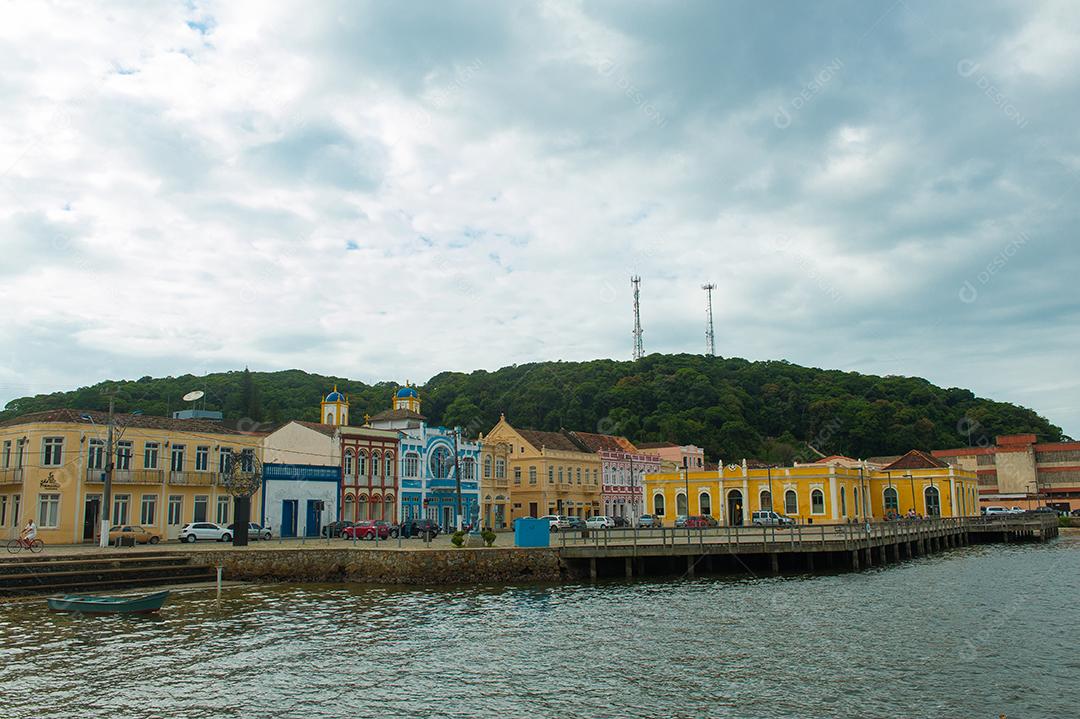 Imagem de uma cidade beira mar
