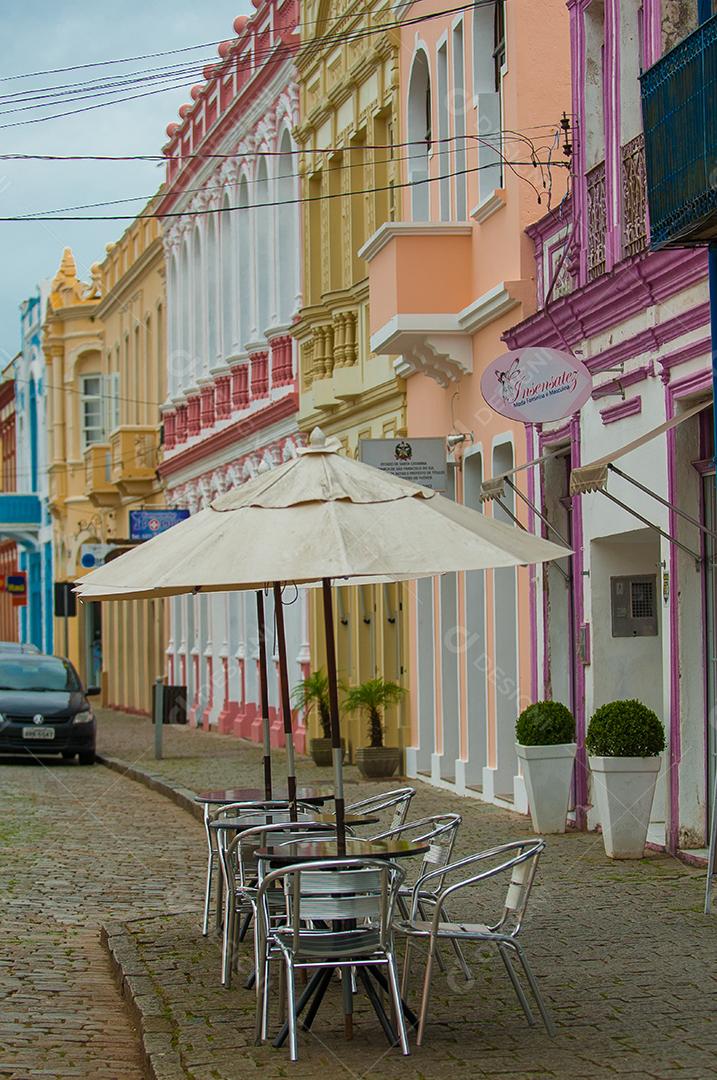 Imagem de uma cidade com prédios antigos