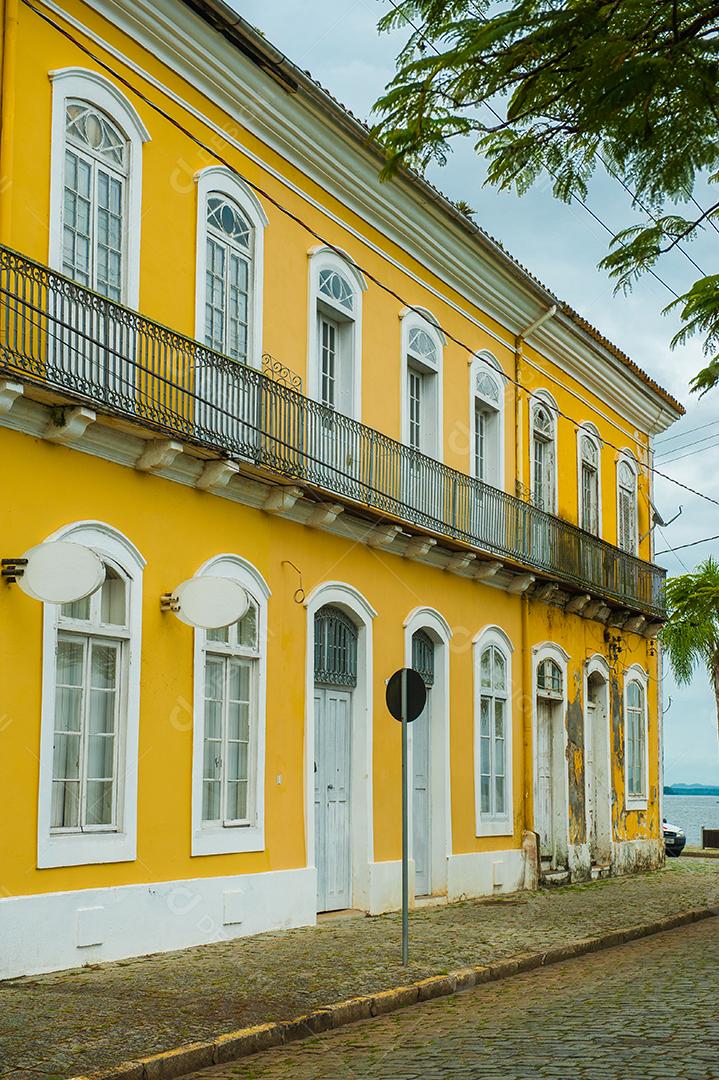 Imagem de uma cidade com prédios antigos