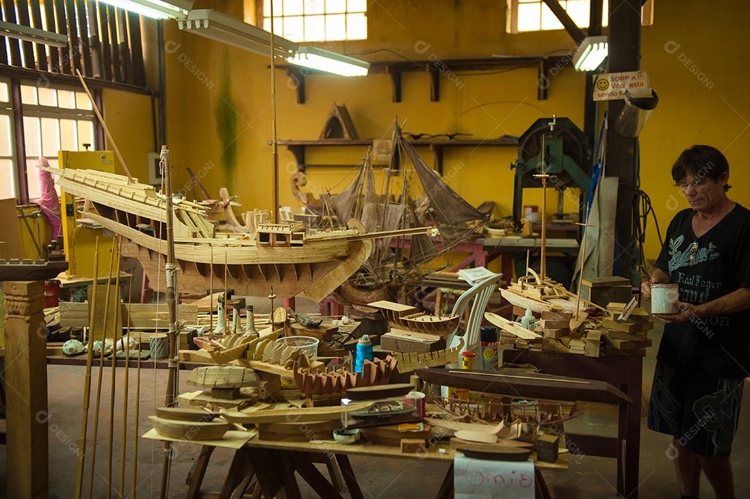 Oficina de artesanato de barcos de madeira artesanais