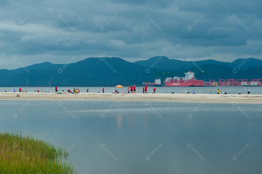 Praia com céu azul no litoral