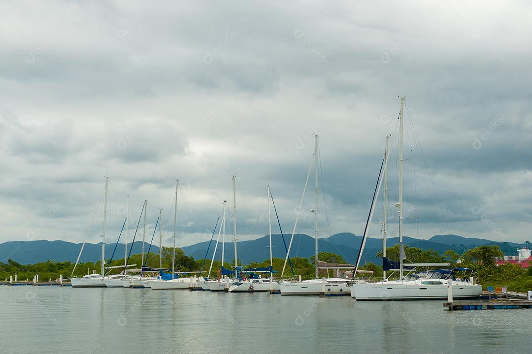 Porto repleto de barcos com céu azul
