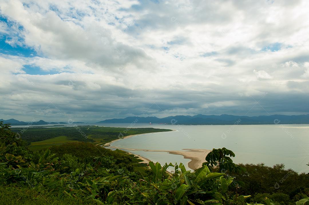 Praia com céu azul no litoral