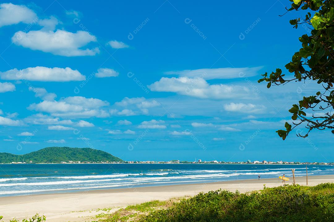 Praia com ceu azul
