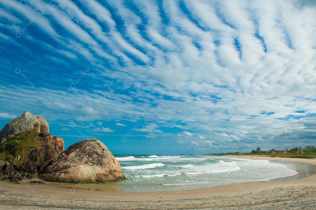 Praia com céu azul no litoral