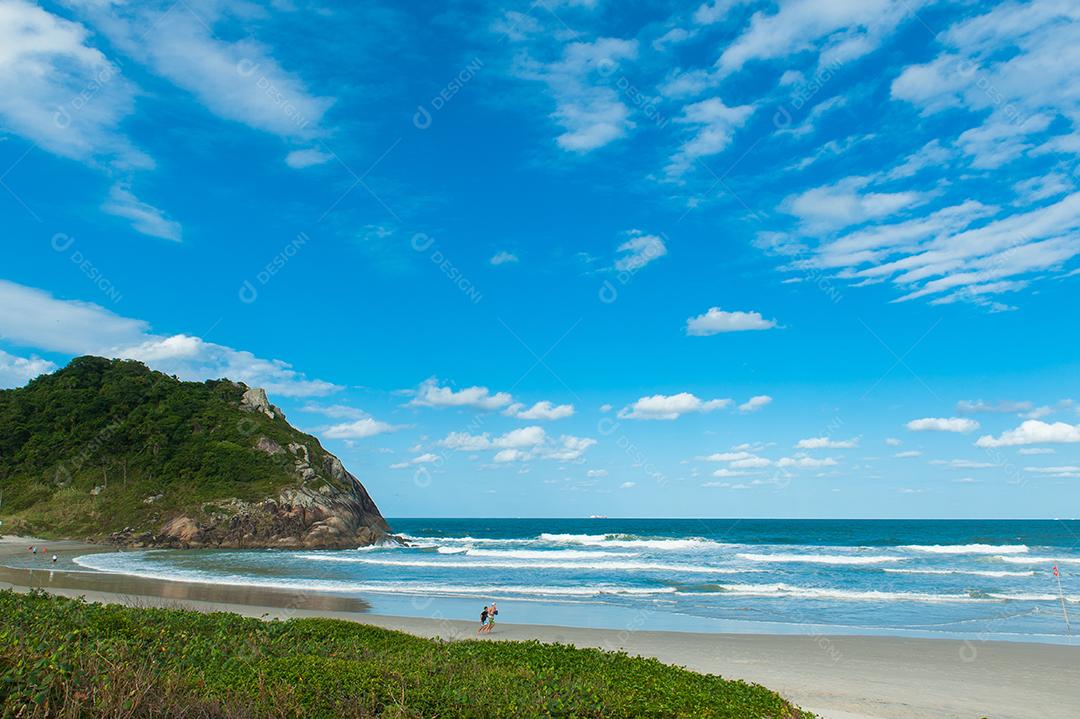 Praia com céu azul no litoral