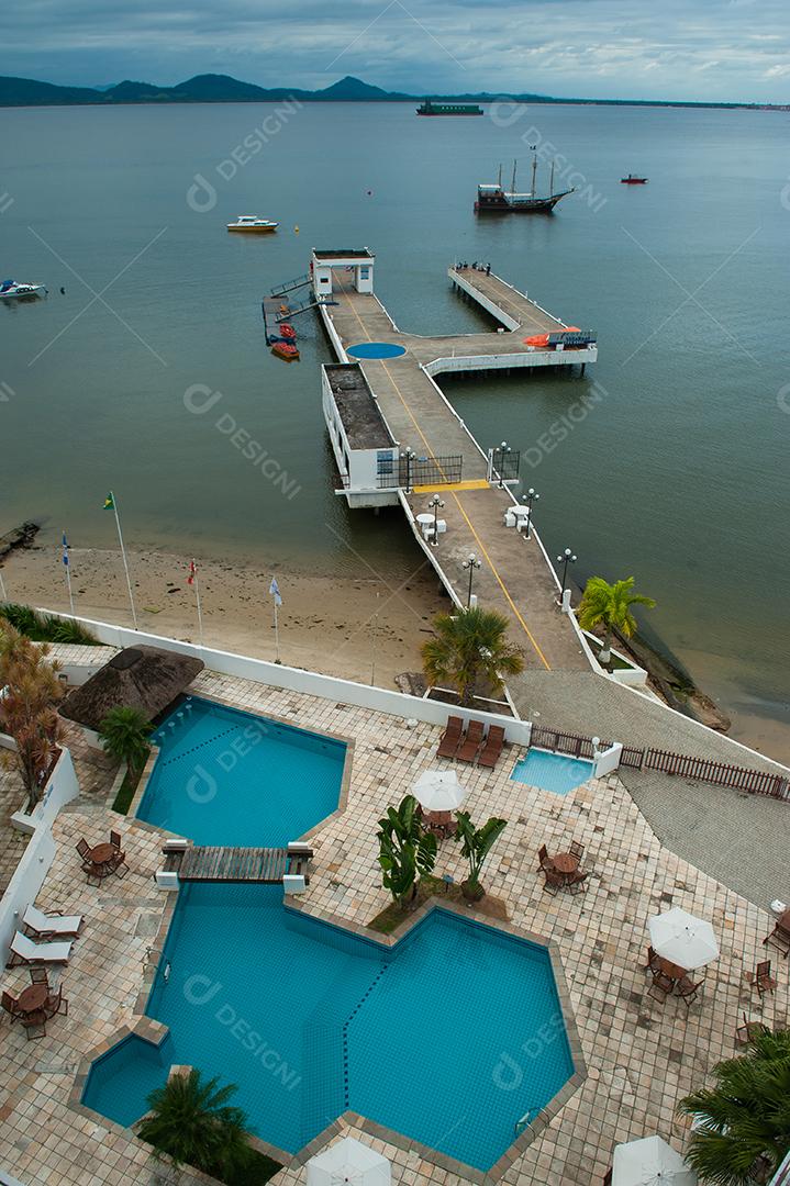 Praia com porto no litoral