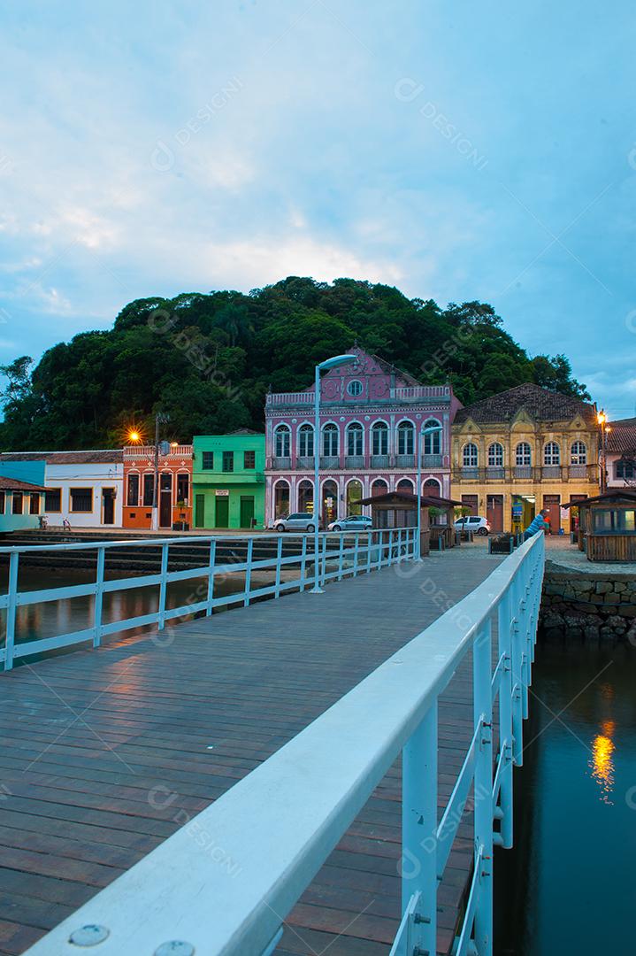 Imagem noturna de uma cidade beira mar