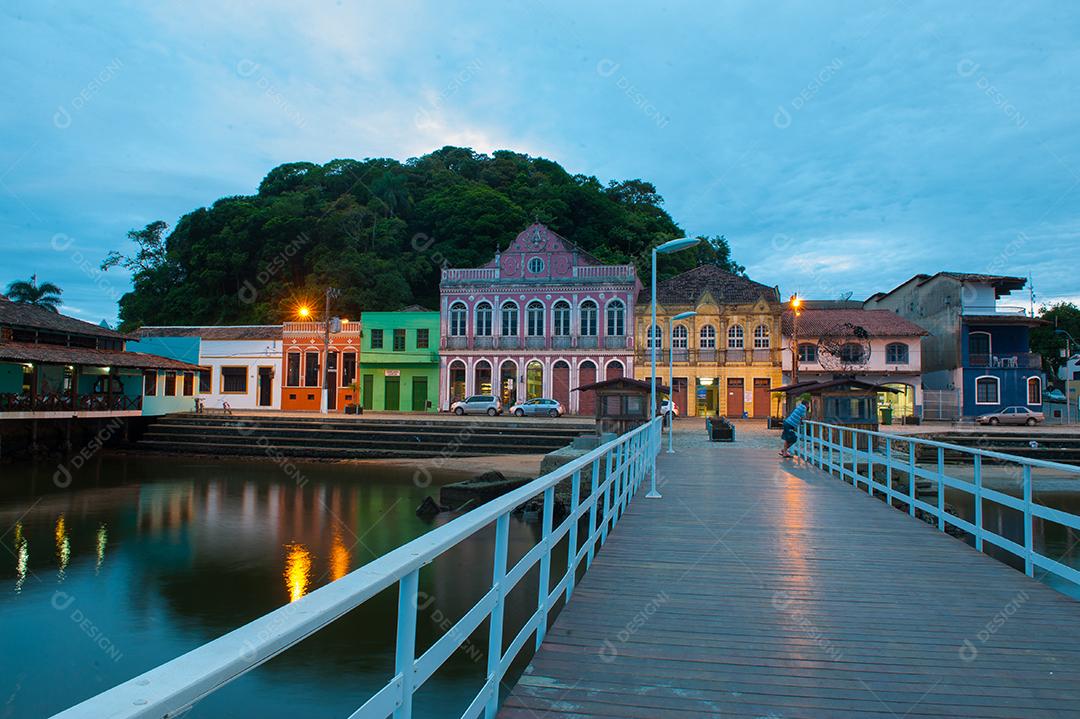 Imagem noturna de uma cidade beira mar