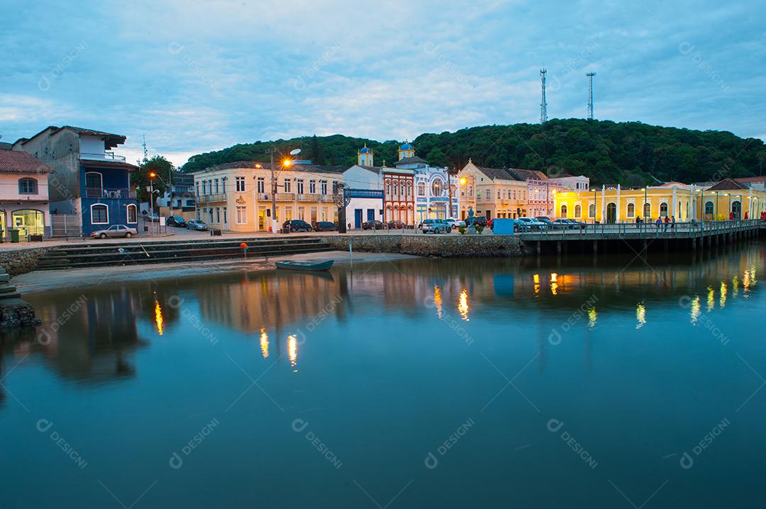 Imagem noturna de uma cidade beira mar