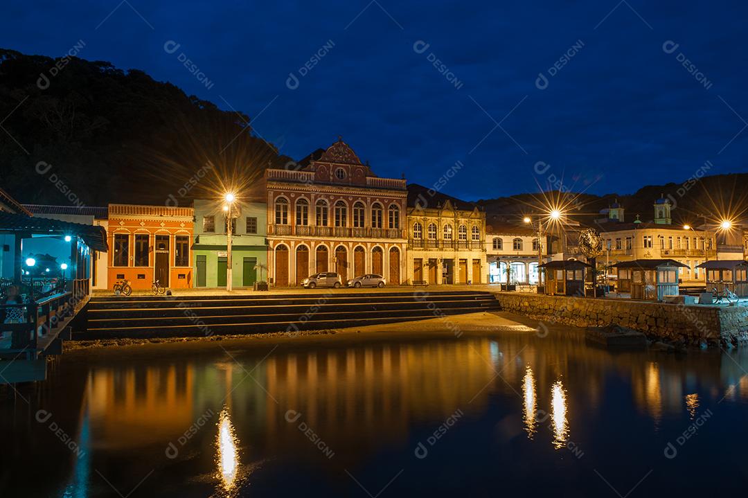 Imagem noturna de uma cidade beira mar